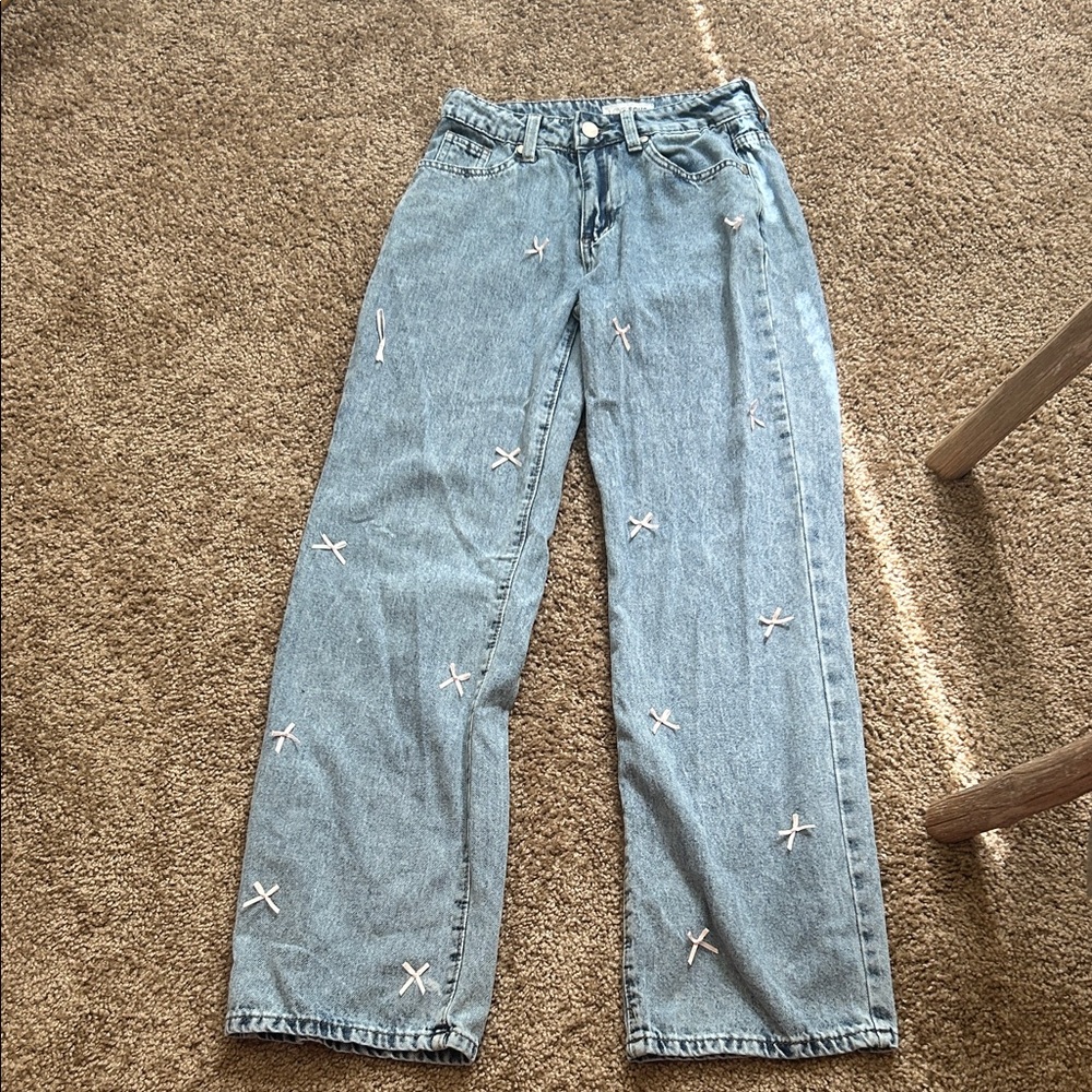 Cute bow jeans!